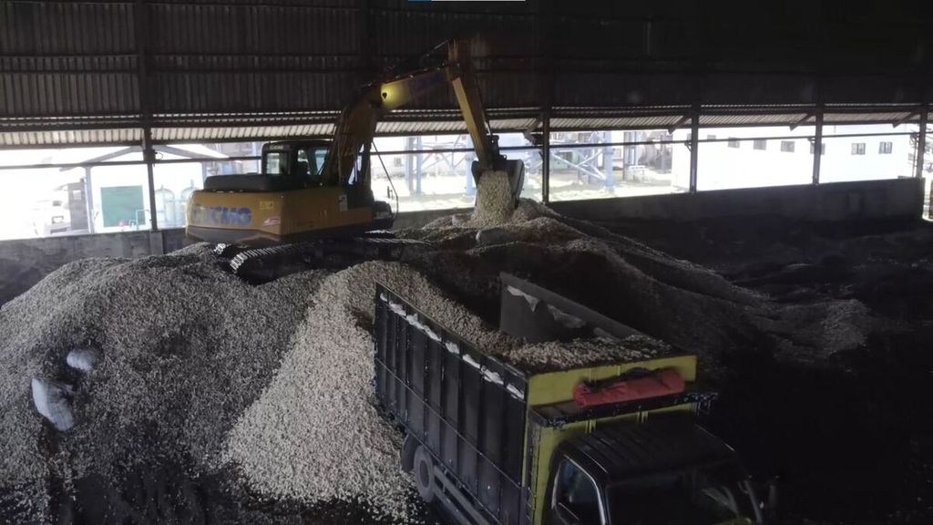 Proses pencampuran bonggol jagung dengan batubara di PLTU Sumbawa, Jumat (20/5/2022). Bonggol jagung mulai digunakan sebagai bahan biomassa untuk <i>co-firing</i> di PLTU Sumbawa.