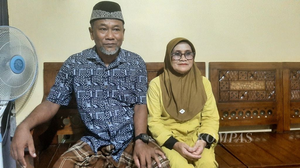 Sumaryanto (56) dan Rosita (52), orangtua Veddriq Leonardo, peraih medali emas Olimpiade Paris 2024, saat ditemui di kediamannya di Kota Pontianak, Kalimantan Barat, Kamis (8/8/2024) malam.