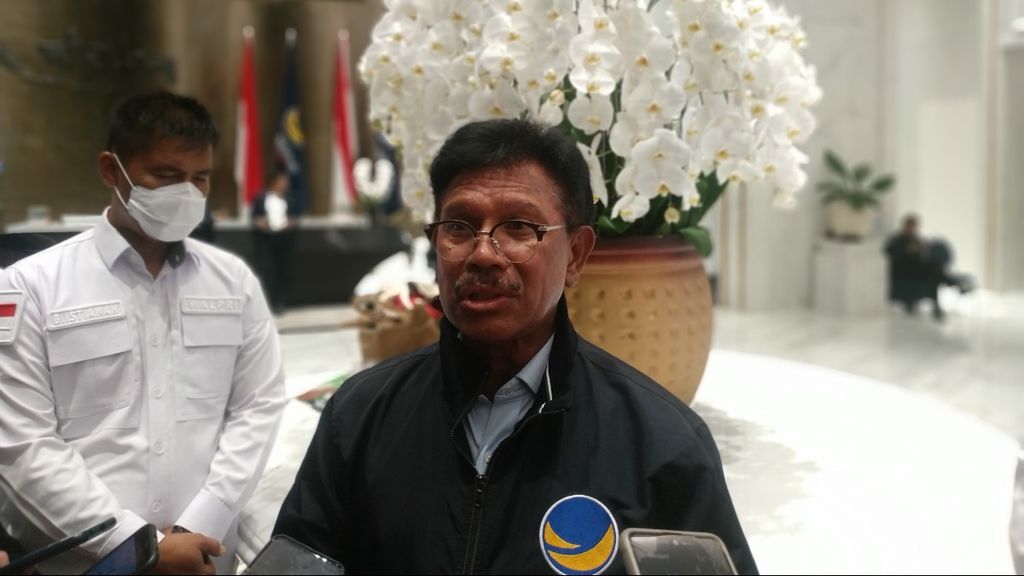 Sekretaris Jenderal Partai Nasdem Johnny G Plate menjawab pertanyaan wartawan usai acara peluncuruan program Nasdem Memanggil di Nasdem Tower, Jakarta Pusat, Senin (17/10/2022).