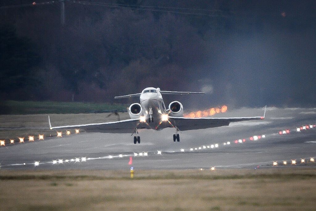 Pesawat Pemerintah Aljazair yang diyakini membawa Presiden Abdelaziz Bouteflika terlihat lepas landas pada 10 Maret 2019 di Bandara Geneva, Swiss. 