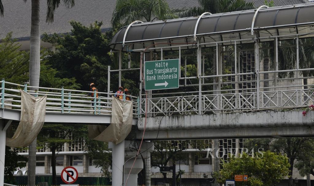 The pedestrian overpass (JPO) at the Bank Indonesia Transjakarta bus stop on MH Thamrin Street in Central Jakarta began to be dismantled for phase 2 construction of the Jakarta MRT on Sunday (9/6/2020).
