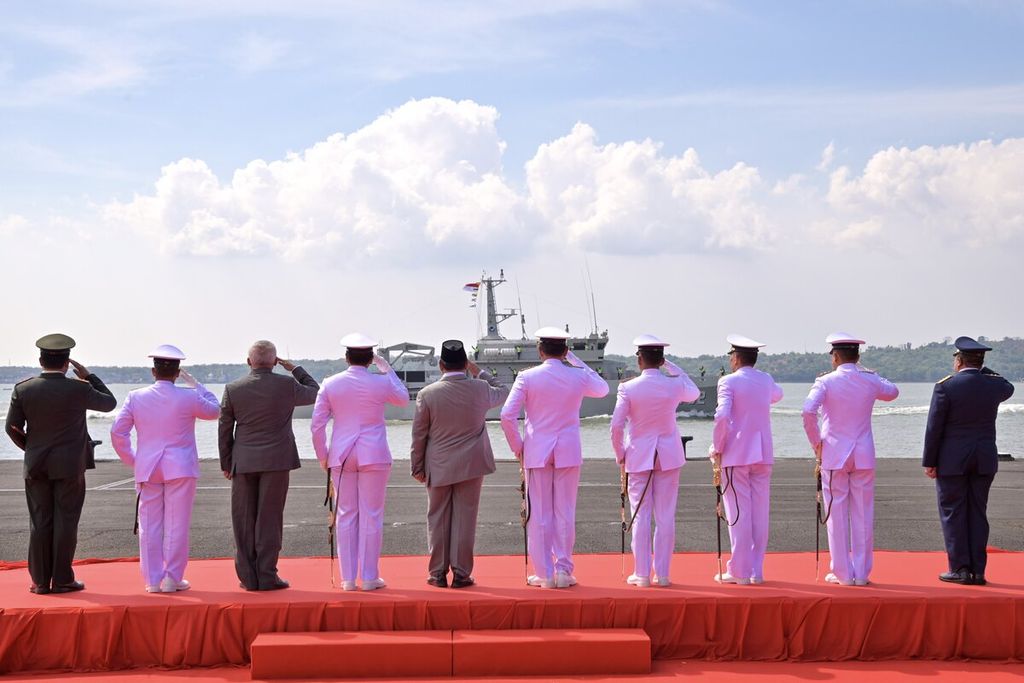 <i>Sailing pass </i>delapan KRI, Senin (14/8/2023), seusai serah terima dua KRI berjenis <i>mine counter meassure vessel</i>, di Koarmada II Surabaya.