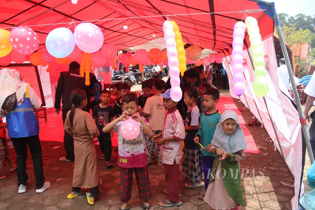 Anak-anak terdampak longsor bermain di tenda pengungsian yang berfungsi sebagai kelas darurat di Desa Cibenda, Kecamatan Cipongkor, Kabupaten Bandung Barat, Jawa Barat, Rabu (27/3/2024). 