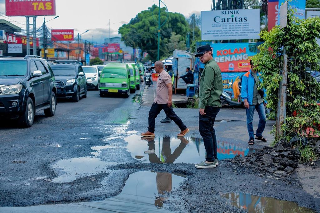 Wali Kota Bogor Bima Arya saat meninjau Jalan Raya Raya Tajur, Kota Bogor, Jabar, yang rusak, Selasa (3/1/2022). 