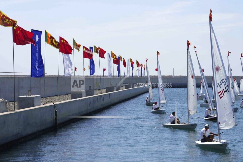 Bendera China dan Sri Lanka berkibar di pelabuhan hasil investasi China di Colombo, Sri Lanka. Ini berlangsung saat kunjungan Menteri Luar Negeri China Wang Yi di Colombo, Minggu (9/1/2022). 