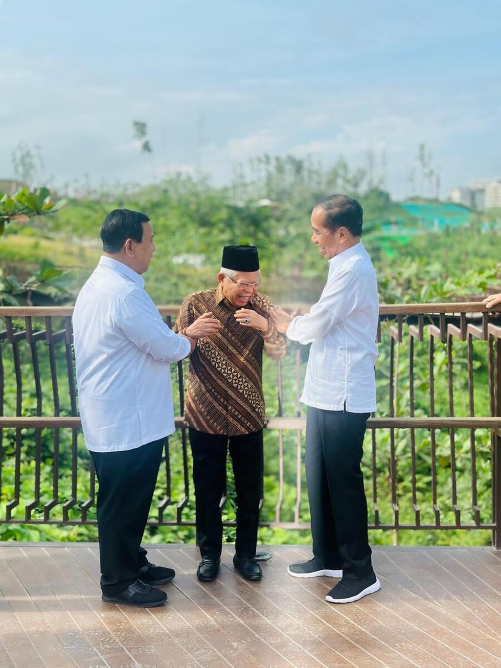 Presiden terpilih Prabowo Subianto dan Presiden Joko Widodo membantu Wakil Presiden Ma’ruf Amin merapikan kemejanya di Embung di kawasan Ibu Kota Nusantara, Penajam Paser Utara, Kalimantan Timur, Senin (12/8/2024). Prabowo menegaskan komitmennya untuk melanjutkan pembangunan IKN dan siap berkantor di IKN.