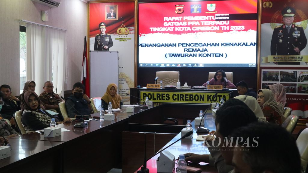Suasana Rapat Pembentukan Satuan Tugas Perlindungan Perempuan dan Anak Terpadu di Kepolisian Resor Cirebon Kota, Jawa Barat, Kamis (9/2/2023). Satgas yang melibatkan berbagai pihak ini untuk mencegah kasus anak berhadapan dengan hukum.