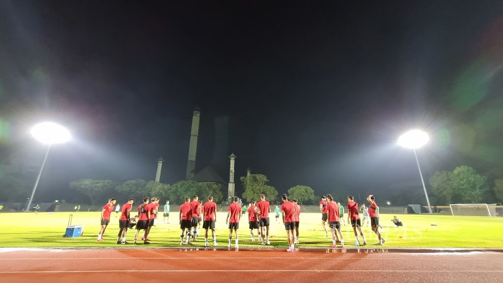Para pemain tim sepak bola U-23 Indonesia bersiap memasuki lapangan pada sesi latihan di Stadion Sriwedari, Surakarta, Jawa Tengah, Senin (11/9/2023). 