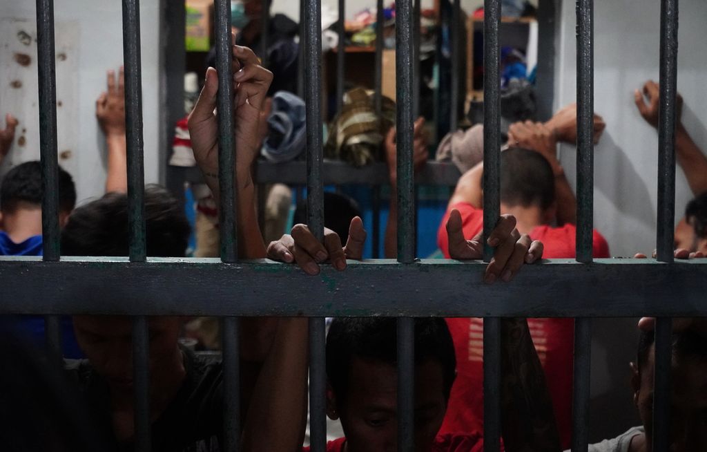 Ilustrasi. Suasana penggeledahan sel tahanan di Lapas Kelas II B Slawi, Kabupaten Tegal, Jawa Tengah, Rabu (17/2/2021) malam. 