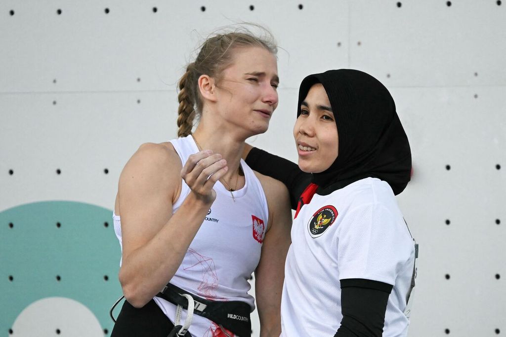 Atlet Polandia Aleksandra Kalucka (kiri) dirangkul atlet Indonesia Rajiah Sallsabillah usai perebutan medali perunggu cabang panjat tebing nomor speed putri pada Olimpiade Paris 2024 di Le Bourget Sport Climbing Venue, Saint-Denis, Perancis, Rabu (7/8/2024). Kalucka meraih perunggu pada nomor itu.