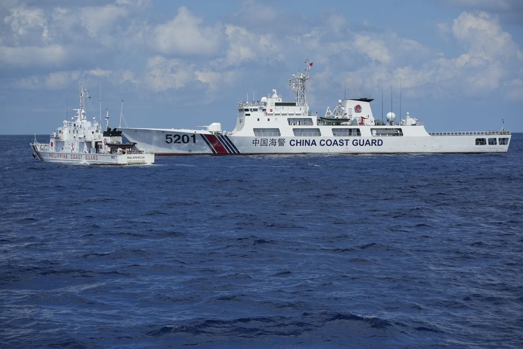 Kapal penjaga pantai Filipina (kiri) berhadapan dengan kapal penjaga pantai China di sekitar Karang Ayungin atau Karang Ren’ai di Laut China Selatan pada April 2023. Pada 5 Agustus 2023, kapal penjaga pantai kedua negara kembali terlibat ketegangan di sekitar lokasi itu.