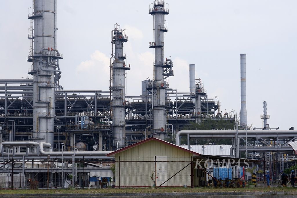 Suasana di salah satu sudut fasilitas kilang di PT Kilang Pertamina Internasional Refinery Unit (RU) VI Balongan, Kabupaten Indramayu, Jawa Barat, Selasa (4/4/2023). Kilang tersebut memiliki kapasitas terpasang 150.000 barel per hari atau 150 MBSD dan menghasilkan produksi seperti avtur, bahan bakar minyak (BBM), bahan bakar khusus (BBK), propylene, dan elpiji.