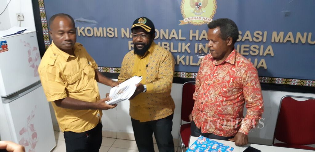 Ketua DPRD Nduga, Ikabus Gwijangge bersama bersama Direktur Yayasan Keadilan dan Keutuhan Manusia Papua, Theo Hesegem menyerahkan laporan investigasi konflik Nduga ke Komnas HAM di Kota Jayapura, pada 31 Agustus 2020.