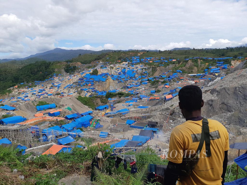 Hamparan areal tambang emas liar di Gunung Botak, Pulau Buru, Maluku, pada Selasa (20/6/2023). Petambang yang beroperasi di areal itu mencapai 13.000 orang. 