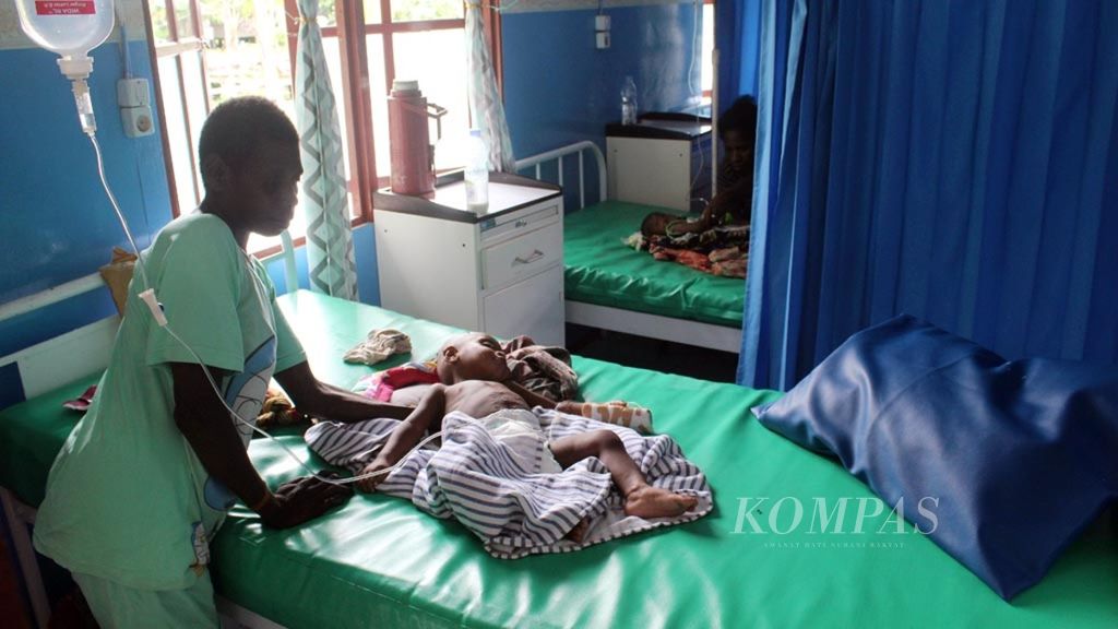 Kondisi salah satu bayi yang menderita diare di puskesmas Distrik Atjs, Kabupaten Asmat, Papua, pada 13 Desember 2018.