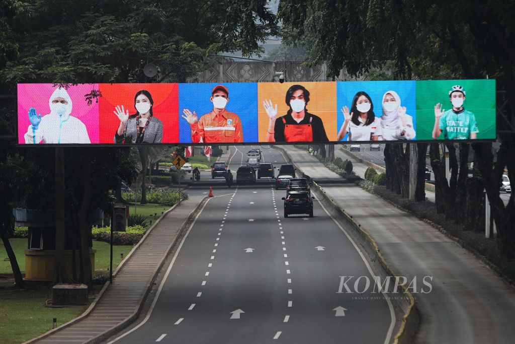 Kampanye pentingnya penggunaan masker ditayangkan dalam layar video elektronik di Jalan Jenderal Sudirman, Jakarta, Kamis (22/7/2021). Pemerintah meminta kepada masyarakat menggunakan masker saat di luar rumah untuk mencegah tertular Covid-19.