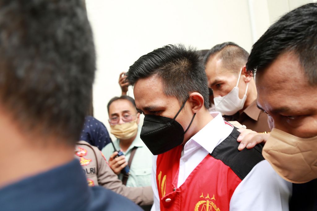 Petugas Pengadilan Negeri Jakarta Selatan membawa keluar terdakwa Richard Eliezer selepas persidangan perdana terdakwa selesai, Selasa (18/10/2022)