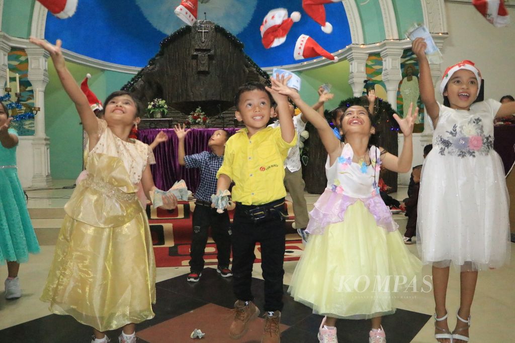 Anak sekolah minggu merayakan Natal di Gereja Huria Kristen Batak Protestan (HKBP) Percut di Kabupaten Deli Serdang, Sumut, Senin (19/12/2022). Desember menjadi bulan penuh sukacita bagi umat Kristiani di Sumut.