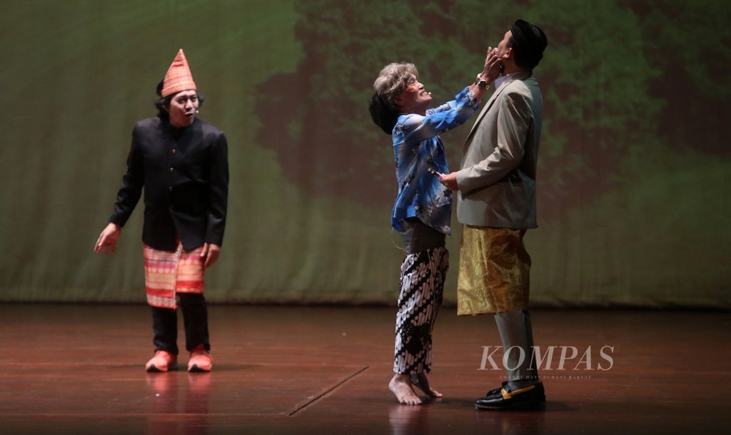 Sejumlah pelawak lintas generasi, termasuk Komeng (paling kiri), berpartisipasi dalam pentas Komedi Total: Bambang Merah Bambang Putih di Teater Besar Taman Ismail Marzuki, Jakarta, Jumat (21/7/2023). 