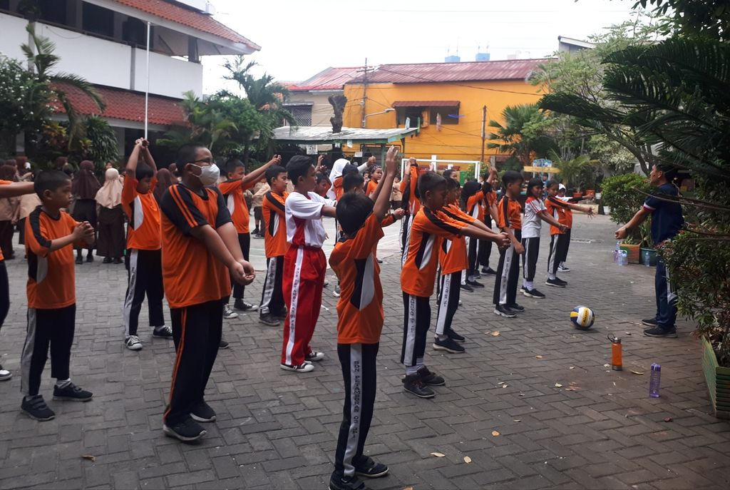 Anak-anak sedang melakukan pelajaran olahraga di SDN 3 Petamburan, Jakarta Pusat, DKI Jakarta, Kamis (3/11/2022).