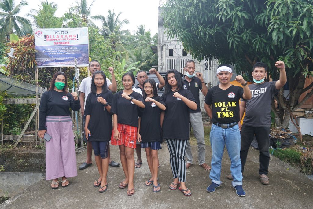 Anggota gerakan Save Sangihe Island berfoto di rumah salah satu anggota di Kampung Simueng, Tabukan Selatan, Kepulauan Sangihe, Sulawesi Utara, Sabtu (7/8/2021).