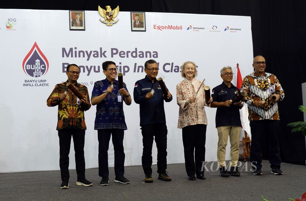 Seremoni produksi minyak perdana proyek Banyu Urip Infill Clastic (BUIC) di lapangan Banyu Urip oleh Menteri Energi dan Sumber Daya Mineral (ESDM) Arifin Tasrif (tengah), di Bojonegoro, Jawa Timur, Jumat (9/8/2024).