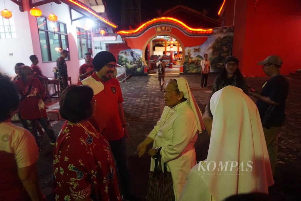 Tampak suster atau biarawati Gereja Katolik menghadiri perayaan Cap Go Meh di Kelenteng Boen Tek Bio Banyumas, Jawa Tengah, Jumat (22/2/2024) malam.