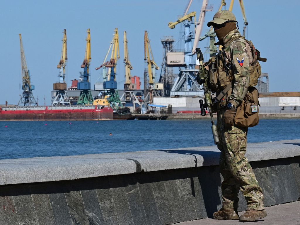 Tentara Rusia berpatroli di jalan tepi laut di Berdyansk, Ukraina, 14 Juni 2022, di tengah aksi militer Rusia di Ukraina. 