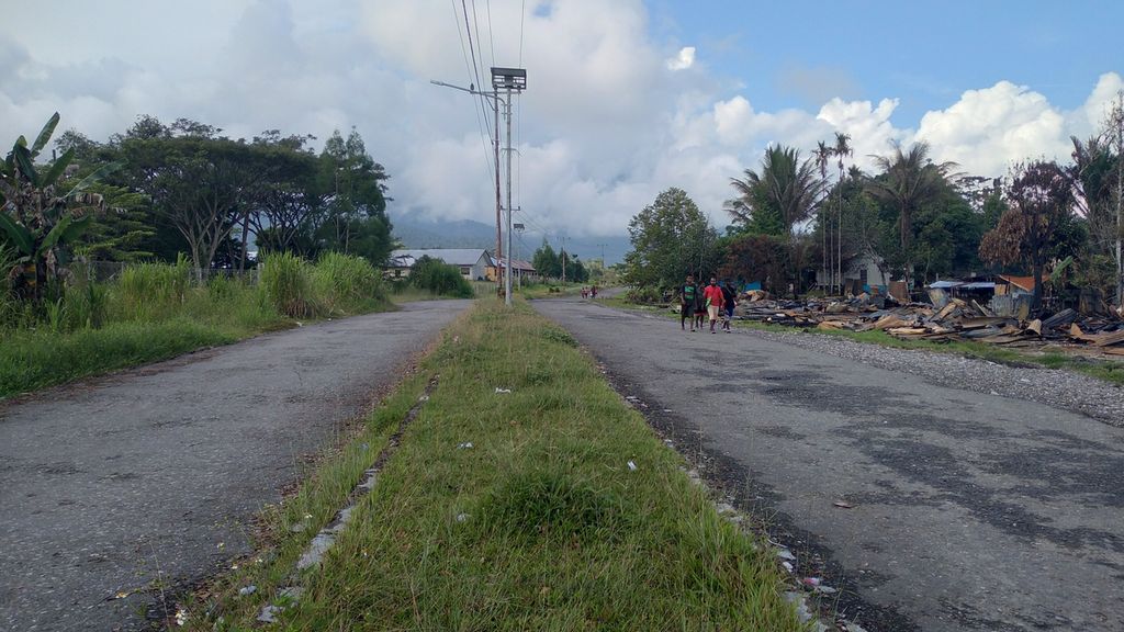Suasana di Distrik Elelim, ibu kota Kabupaten Yalimo, Papua, Jumat (30/7/2021). Pelayanan publik di Yalimo terhenti selama sebulan terakhir karena konflik pilkada.