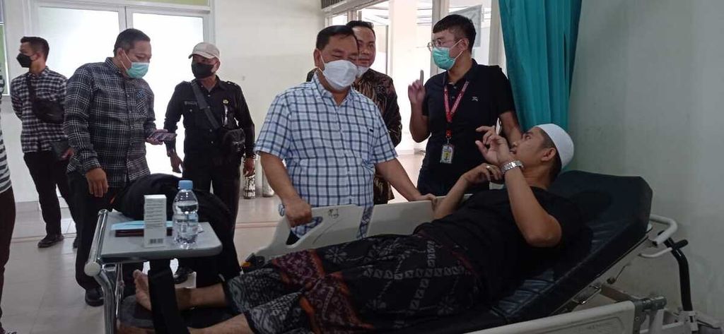 Bupati Kotawaringin Timur Halikinnor berbincang dengan salah satu korban keracunan makanan di RSUD Murjani Sampit, Kabupaten Kotawaringin Timur, Kalteng, Sabtu (1/4/2023).