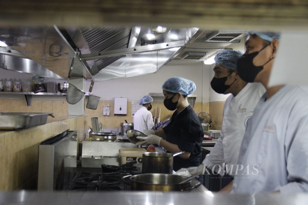 Suasana dapur Plataran Indonesia, tempat para koki meracik makanan bagi delegasi dan tamu KTT ke-42 ASEAN di Labuan Bajo, Kabupaten Manggarai Barat, Nusa Tenggara Timur, mulai 9-11 Mei 2023. Koki atau chef adalah pekerjaan yang keterpaparan terhadap AI-nya tergolong rendah.