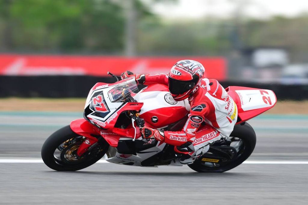 Pebalap Astra Honda Racing Team, Andi Gilang, melewati salah satu tikungan di Sirkuit Buriram, Thailand, Sabtu (26/3/2022), dalam balapan kesatu seri pertama Asia Road Racing Championship (ARRC). Gilang dominan sejak start dan akhirnya finis terdepan di kelas SS600.