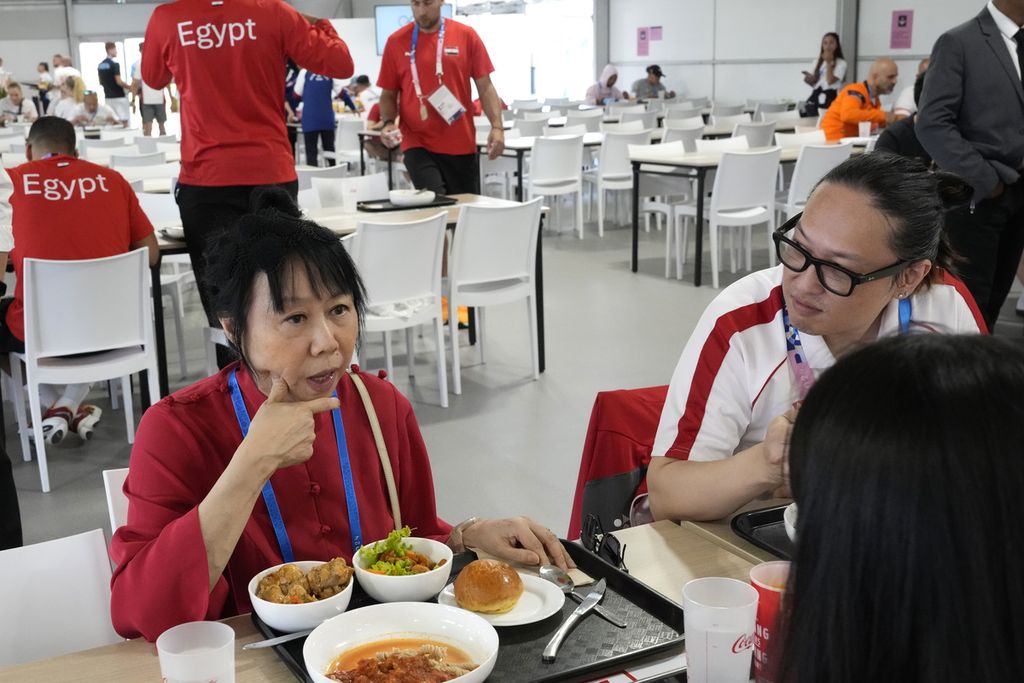 Istri Presiden Singapura Tharman Shanmugaratnam, Jane Yumiko Ittogi, makan siang bersama para atlet Singapura di perkampungan atlet Olimpiade Paris 2024 di Paris, Perancis, Rabu (24/7/2024). 