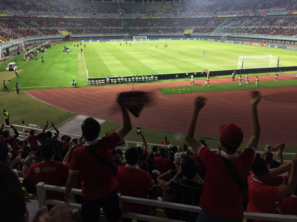 Aksi pendukung tim Indonesia U-17 dari tribune selatan Stadion Gelora Bung Tomo, Surabaya, Jawa Timur, Senin (13/11/2023), ketika tim kesayangan menyamakan skor 1-1 melawan Panama yang bertahan sampai laga usai. 