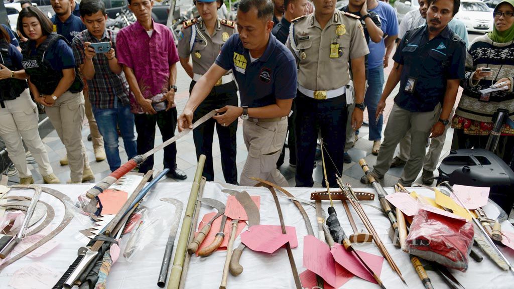 Barang bukti  yang dikumpulkan petugas kepolisian dari sejumlah tindak kejahatan, seperti geng motor, ditunjukkan saat jumpa wartawan di Markas Kepolisian Daerah Metro Jaya, Jakarta, Jumat (2/6).