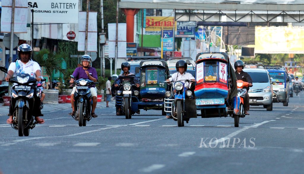 Becak motor (betor) yang digerakkan mesin sepeda motor Birmingham Small Arms (BSA) buatan Inggris melintas di Jalan Sutomo, Kota Pematang Siantar, Sumatera Utara, Sabtu (16/3/2013).