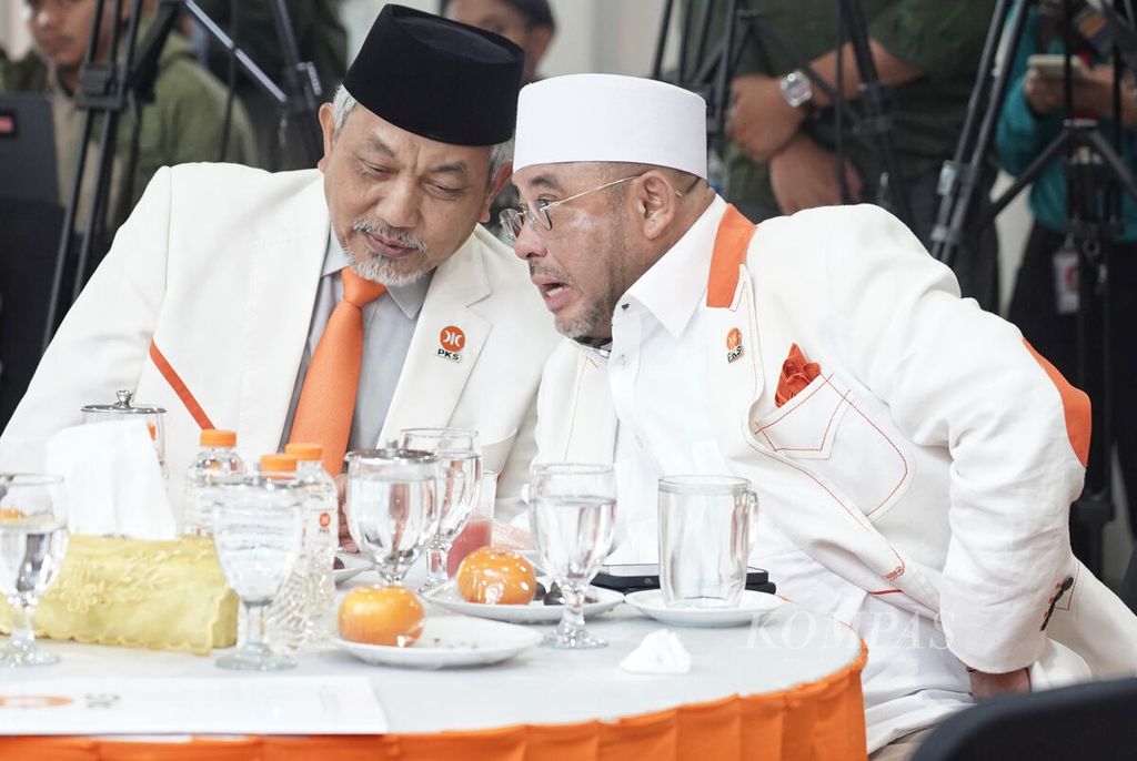 Presiden Partai Keadilan Sejahtera (PKS) Ahmad Syaikhu (kiri) dan Sekretaris Jenderal PKS Aboe Bakar Al-Habsyi berbincang sejenak menjelang pelantikan Dewan Penasihat PKS di kantor DPP PKS, Jakarta, Jumat (20/1/2023). 