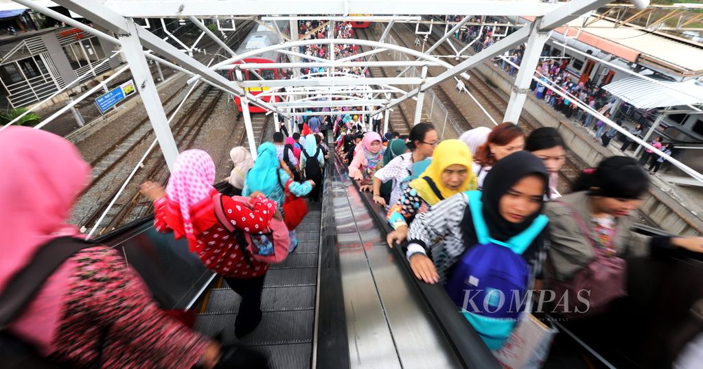 Penumpang menggunakan eskalator untuk berpindah peron melalui jembatan penyeberangan orang (JPO) antarperon saat uji coba fasilitas baru tersebut di Stasiun Tanah Abang, Jakarta Pusat, beberapa waktu lalu.