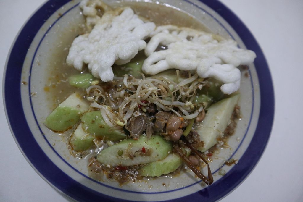 Potret docang, kuliner khas Cirebon, Jawa Barat, yang diabadikan, Senin (10/1/2022). Makanan ini berisi taoge, daun pepaya, daun singkong, potongan lontong, parutan kelapa, dan kerupuk.
