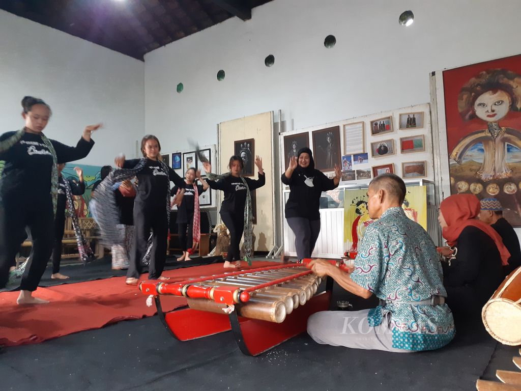 Sejumlah seniman, baik penari maupun penabuh calung, berlatih di Rumah Lengger Banyumas, Jawa Tengah, Minggu (6/2/2022). Mereka berlatih untuk memeriahkan Nyadran Terowongan Tirtapala pada 19 Februari 2022. 
