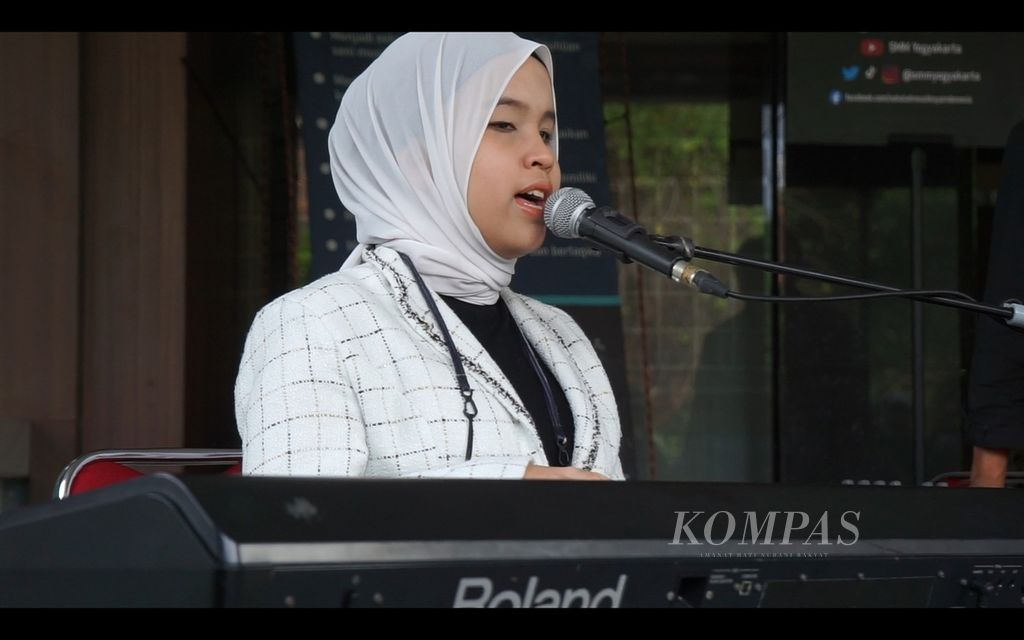 Putri Ariani, penyanyi difabel netra, memainkan cuplikan lagunya berjudul "Loneliness", di SMK Negeri 2 Kasihan atau SMM Yogyakarta, Kabupaten Bantul, Daerah Istimewa Yogyakarta, Minggu (11/6/2023). 