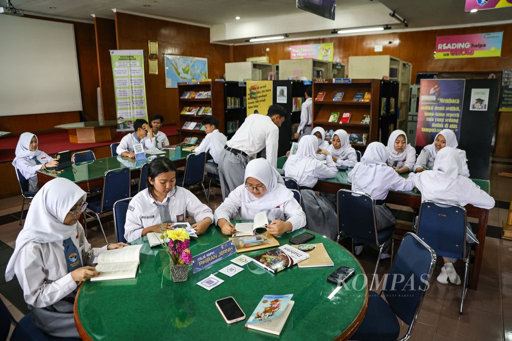 Siswa membaca buku di Perpustakaan SMA Negeri 8 Jakarta, Kamis (7/3/2024).