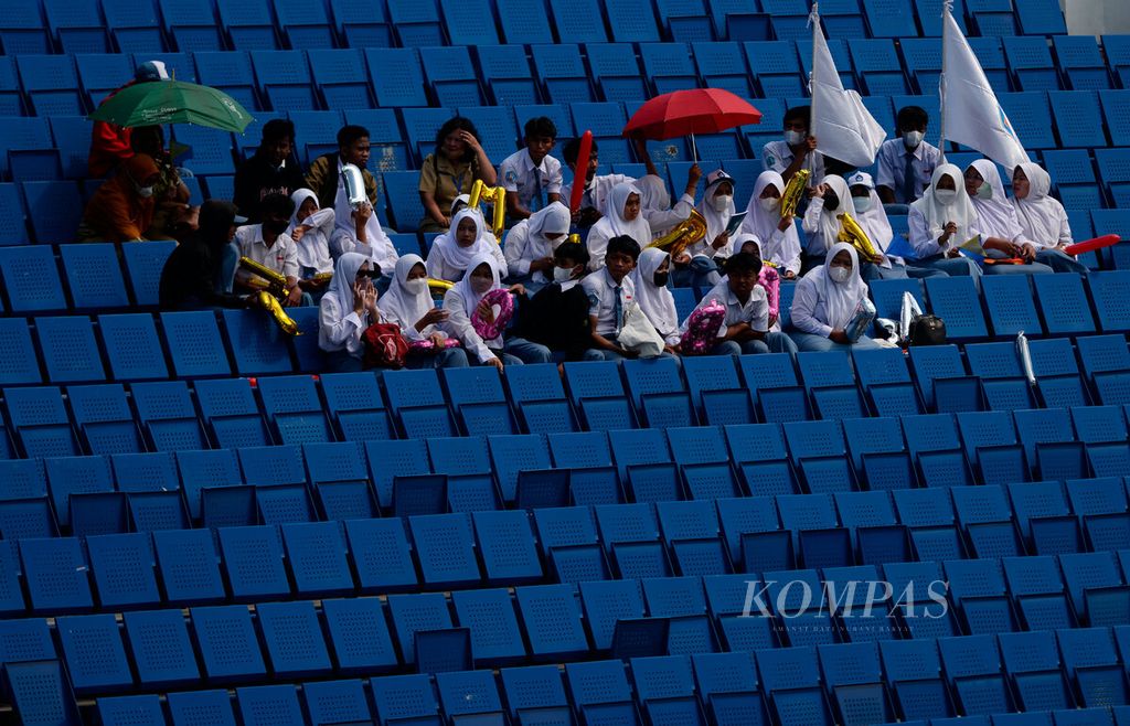 Para pelajar menyaksikan laga cabang renang ASEAN Para Games 2022 di Kolam Renang GOR Jatidiri, Semarang, Jawa Tengah, Senin (1/8/2022). 