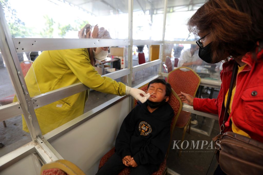Petugas mengambil sampel tes antigen dari calon penumpang di Stasiun Pasar Senen, Jakarta, Jumat (15/7/2022).
