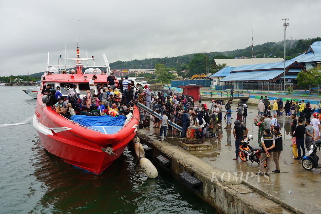 Ribuan warga rela berdesakan di kapal cepat agar bisa mudik Lebaran sebelum pembatasan berlangsung di Pelabuhan Nusantara, Kendari, Sulawesi Tenggara, Rabu (5/5/2021). 