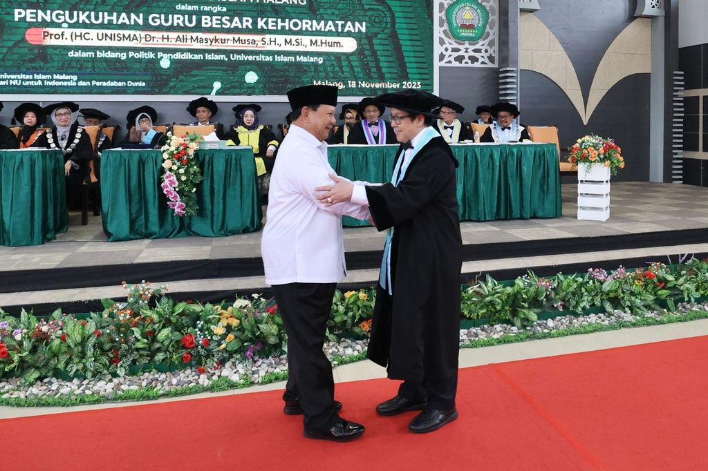 Presidential candidate number 2, Prabowo Subianto (left), attended the inauguration of Honorary Professor Ali Masykur Musa (right) at the Islamic University of Malang, East Java, on Saturday (18/11/2023). During the event, Prabowo expressed his admiration for Nahdlatul Ulama.