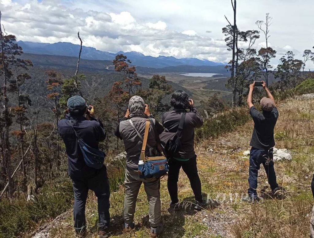 Tim Ekspedisi Tanah Papua memotret Danau Habema di TN Lorentz, Kabupaten Jayawijaya, Papua, Jumat (12/11/2021). 