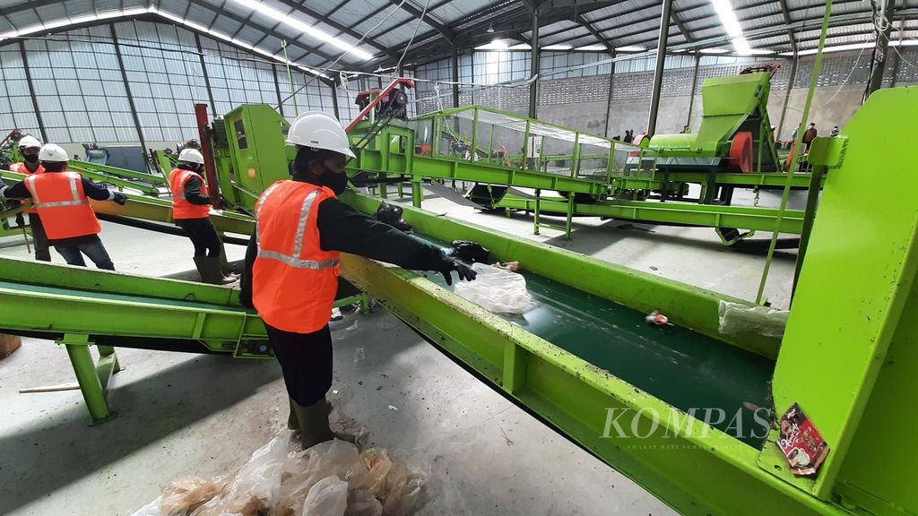 Pekerja memilah sampah anorganik di Tempat Pengolahan Sampat Terpadu (TPST) Tamanmartani, Kecamatan Kalasan, Sleman, DI Yogyakarta, Kamis (21/12/2023).