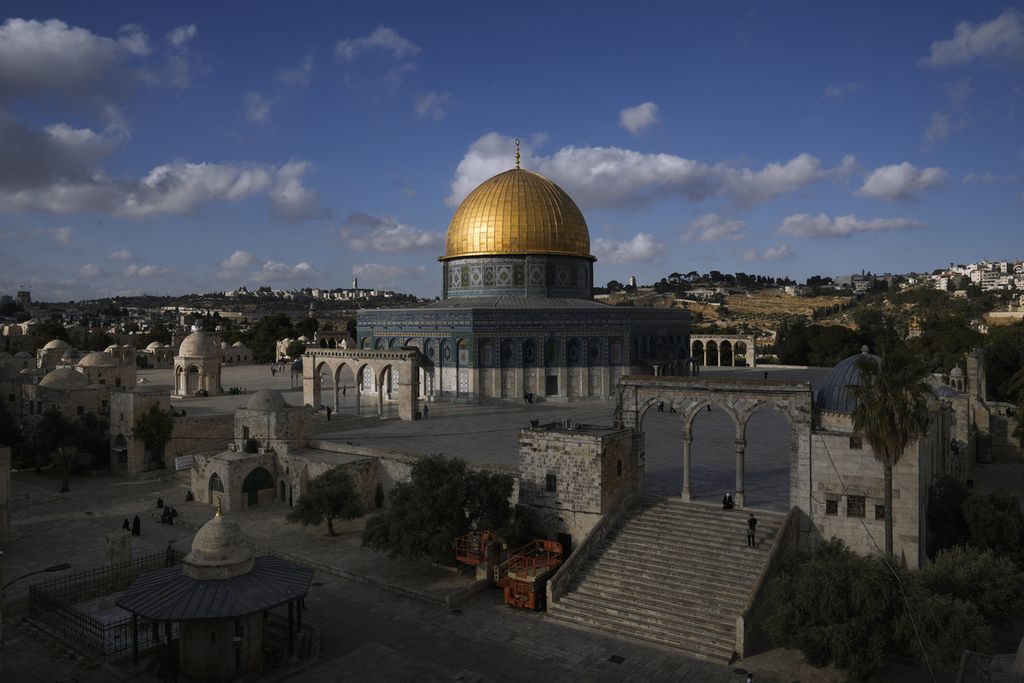  Pemandangan Kubah Batu (Dome of the Rock) di kompleks Masjid Al-Aqsa di Kota Tua Jerusalem, 21 Juni 2022. 