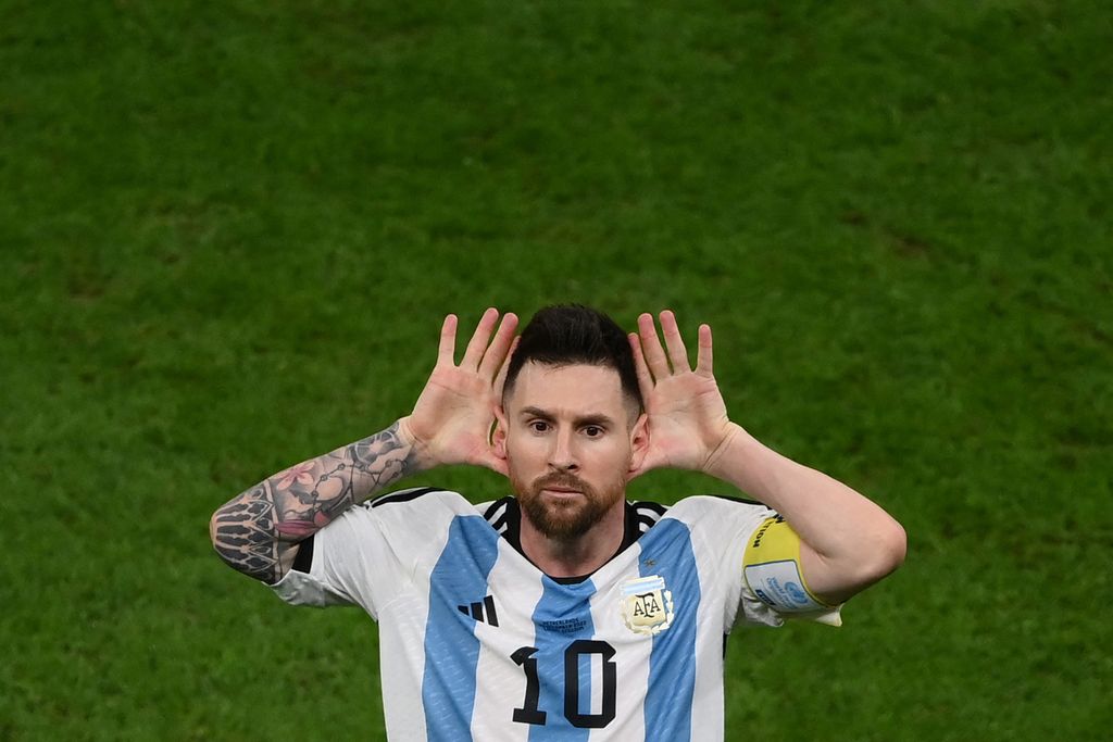 Bintang Argentina Lionel Messi merayakan gol  tendangan penalti ke gawang Belanda pada laga perempat final Piala Dunia Qatar 2022 antara Belanda dan Argentina di Stadion Lusail, Qatar, Sabtu (10/12/2022) dini hari WIB.